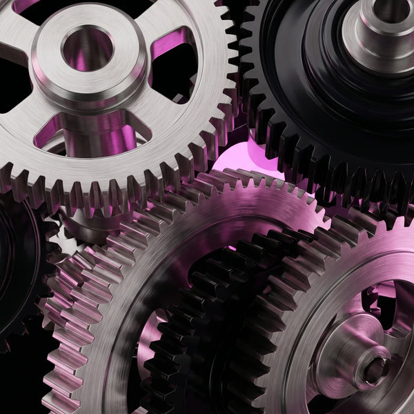 Dettaglio ingegneristico di ingranaggi meccanici con luce magenta, simbolo della sfida tra Shopify e WooCommerce per la sovranità dei dati nell'e-commerce 2026.