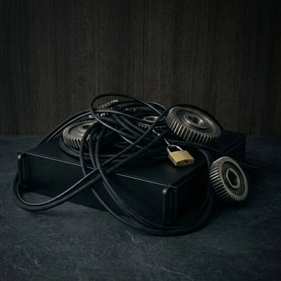 Debito tecnico su Shopify e ottimizzazione delle performance: immagine di un server digitale bloccato da applicazioni pesanti e codice obsoleto, con focus sulla velocità dello store e il codice nativo.