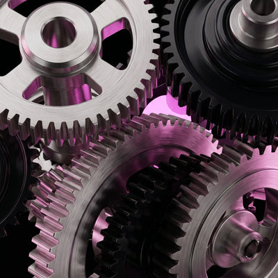 Dettaglio ingegneristico di ingranaggi meccanici con luce magenta, simbolo della sfida tra Shopify e WooCommerce per la sovranità dei dati nell'e-commerce 2026.