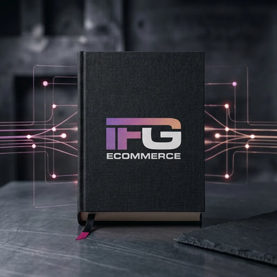 Protocollo d'esecuzione IFG eCommerce Academy per Guide Shopify. Un volume nero tattile con logo gradient e connessioni dati luminose, simbolo di ingegneria della performance e ottimizzazione tecnica avanzata per store Shopify. Asset digitale d'élite.