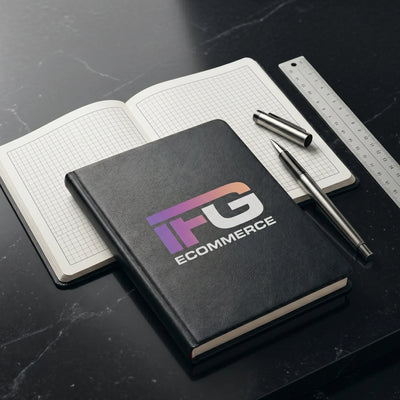 Set di strumenti professionali IFG eCommerce con taccuino in pelle nera, penna stilografica e righello su marmo scuro, rappresentante checklist e template strategici.