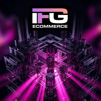 Visualizzazione astratta di una fitta rete cristallina oscura che viene illuminata selettivamente da fasci di luce fucsia neon provenienti dal basso, rappresentando l'indicizzazione e la scoperta strutturale, copertina quadrata IFG eCOMMERCE con solo logo.