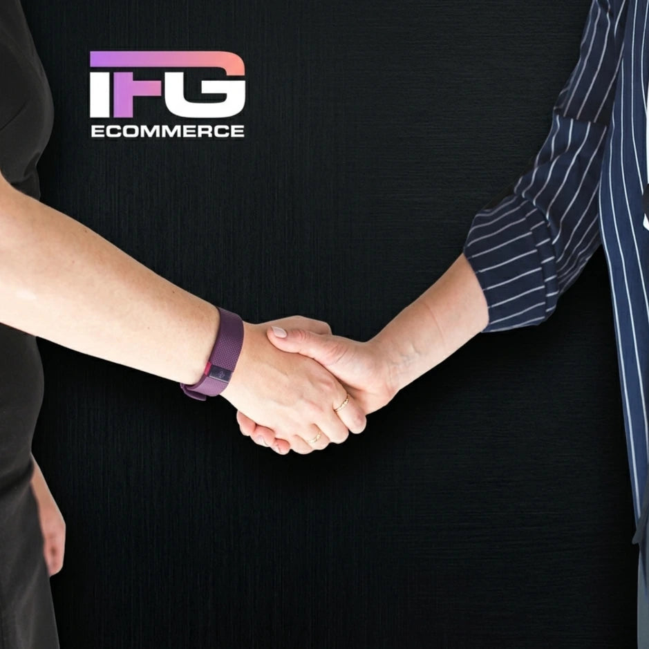 Stretta di mano professionale su sfondo antracite con logo IFG eCommerce, simbolo di fiducia e partnership per servizi di assistenza e manutenzione store online. francesco-guiducci-esperto-shopify-roma-ingegneria-estetica