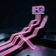 Grafico luminoso neon rosa che sale verso l'alto su uno sfondo di metallo spazzolato scuro, simboleggiando la crescita e l'espansione dei mercati con logo IFG eCommerce.