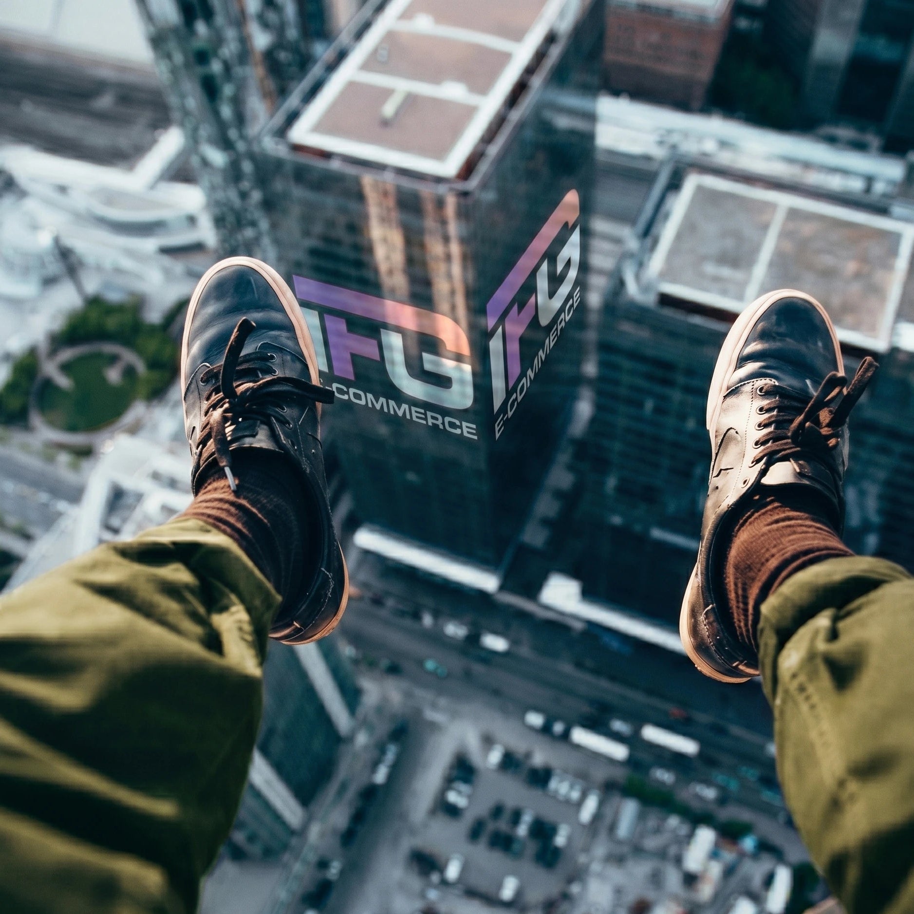 Fotografia POV in cima a un grattacielo con il logo IFG eCommerce riflesso su un edificio moderno, a simboleggiare una visione di business ambiziosa, globale e orientata al futuro. francesco-guiducci-esperto-shopify-roma-ingegneria-estetica